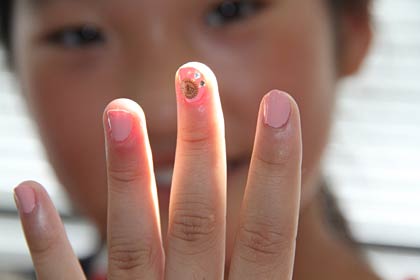 小学生も胡粉ネイルを体験