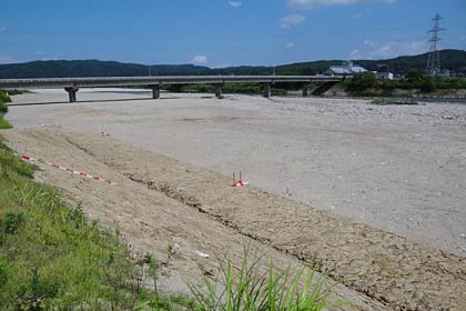 災害の応急復旧工事が行われた下田大橋下の五十嵐川河川敷が特設会場に