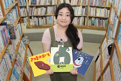 燕市内の図書館には村上さんの作品、中川さんの文に村上さんが絵を描いた絵本がいっぱい
