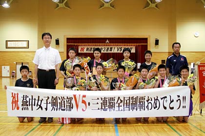 鈴木市長の向かって右隣から前列は先鋒河島さん、中堅近藤さん、副将長谷川さん、次鋒小川さん、大将村山さん、後列は補欠の近藤さん、土田さん、マネージャーの和田さん