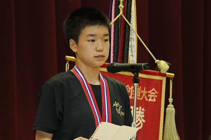  あいさつし大会の結果を報告する主将の村山さん