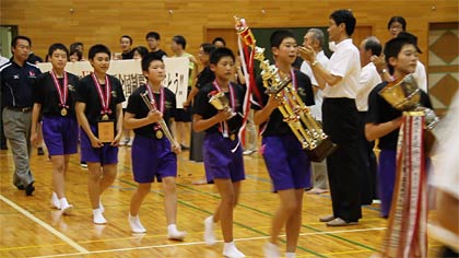 拍手に包まれて体育館に入る選手ら