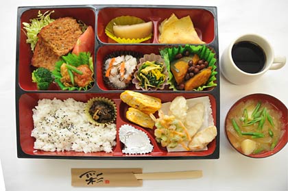 道の駅「国上」でオープンする「1日農家レストラン」で提供する「飛燕舞弁当」のイメージ