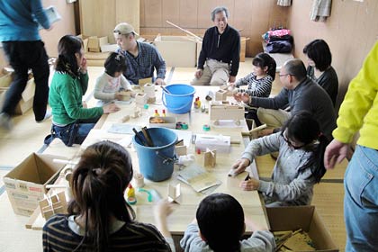 茂野タンス店が昨年開いた親子による桐木工教室のようす