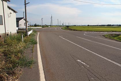 三条市鬼木地内の事故現場、大型ダンプが国道403号を写真手前から奥の見附方向へ走行中、交差点の左から走行してきた乗用車とぶつかった