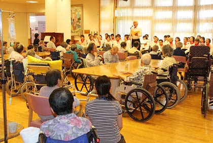 特別養護老人ホーム「白ふじの里」で行われた「コールレージン」の友愛訪問コンサート