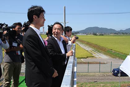 展望台から見下ろす鈴木燕市長
