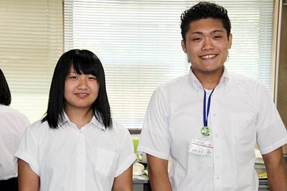  取材者の近藤葵さんと取材対象の職員佐藤聖幸さん