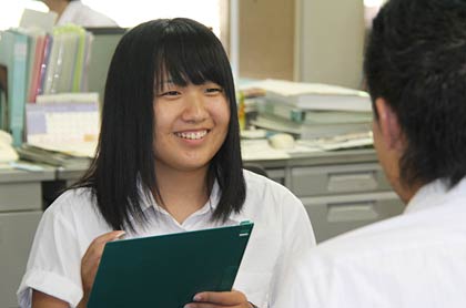 見ている方がつられて目尻が下がるような笑顔で取材する近藤さん