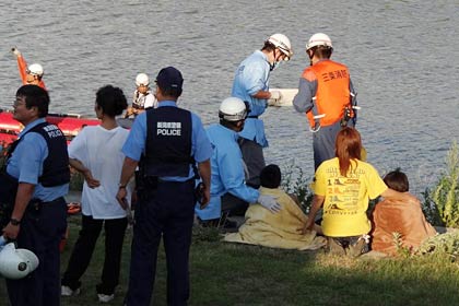  男性がおぼれた渡瀬橋上流の五十嵐川での捜索のようす