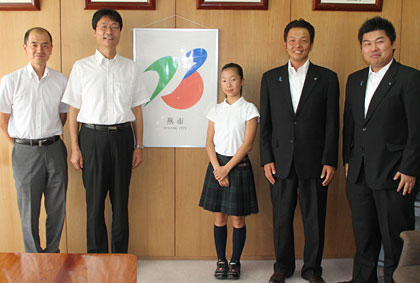 左から落合孝夫さん、鈴木市長、真子さん、燕三条青年会議所の五十嵐理事長、丸山専務理事