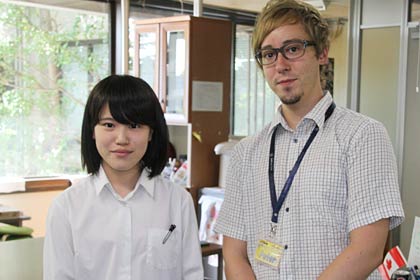取材者の志田梨花子さん取材を受けた国際交流員のピーター・カーターさん
