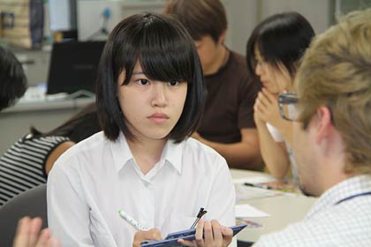 言葉を聞きもらさないよう真剣な表情でピーターさんの話を聞く志田さん