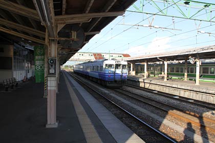 吉田駅開業百周年記念イベントが行われる25日に越後線開業100周年の臨時記念列車の停車や記念入場券の販売が行われるJR吉田駅