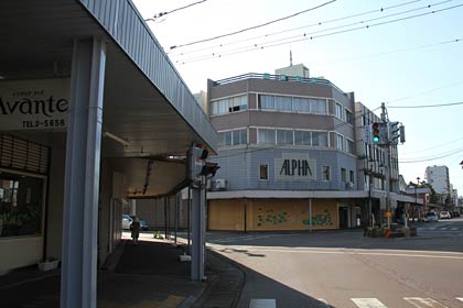 写真展が開かれる旭町ロータリー角の山鉄ビル