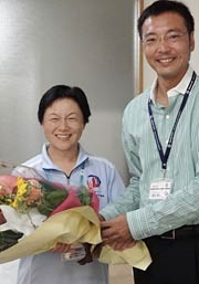  国定市長から石川監督に花束を