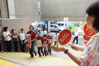  市職員が正面玄関でクラッカーを鳴らして山岳部員を歓迎