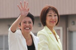 25日午後、イオン白根店前で行われた菊田氏の街頭演説で菊田氏と応援の蓮舫氏