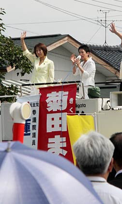  応援演説を行う蓮舫氏
