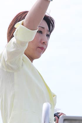 支持者に手を振る菊田氏