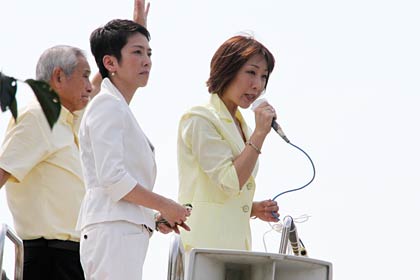 演説を行う菊田氏