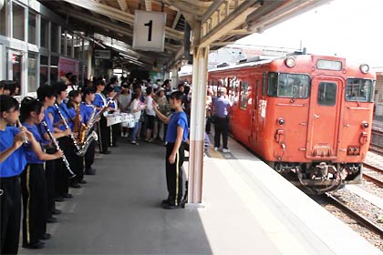 吉田中学校吹奏楽部が演奏するなか越後線開業100周年臨時記念列車が吉田駅に到着