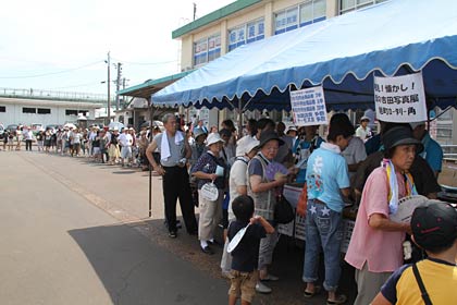 スタンプラリー・ガラポン福引会に長蛇の列