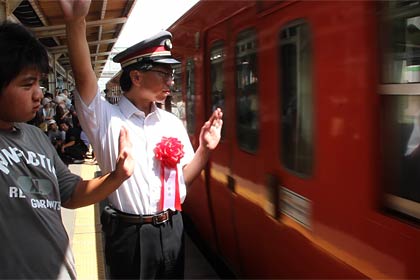 臨時記念列車を見送る吉田中の小池教頭