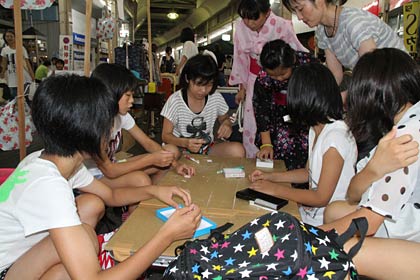 25日開かれた「燕笑店街イベント第12回200メートルいちび」で型抜きに熱中する子どもたち