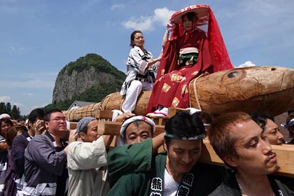 しただふるさと祭り～雨生の大蛇祭」で雨生の大蛇を担ぐ