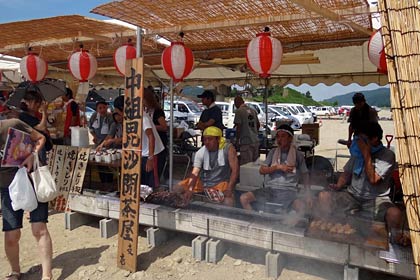 模擬店がずらりと並んだ