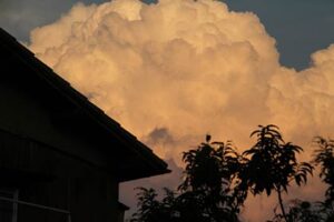26日夕方、燕市内から夕日に赤く染まる入道雲