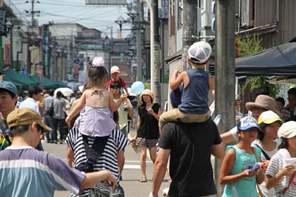 東三条商店街エリアで開かれた8月の三条マルシェ