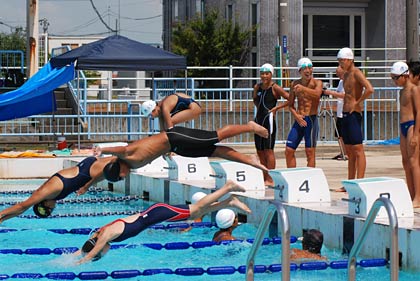 26日開かれた第7回燕市民水泳大会のリレー