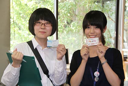 取材者の真柄麻衣花さんと取材を受けた主事平沢歩さん