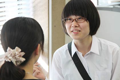 年齢差が小さいこともあり平沢さんと近い目線で取材する真柄さん