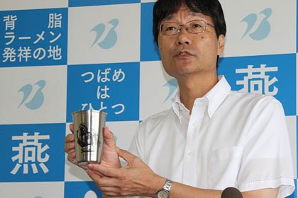 28日の記者会見でつば九郎ECOカップ第3弾を紹介する鈴木燕市長