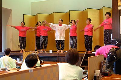 2008年7月、三条市・いい湯らていで公演するGABBA