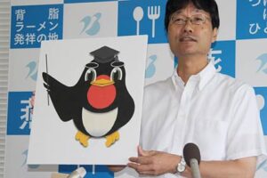 28日の記者会見で燕ジュニア検定の実施とそのマスコットキャラクター「つばけん博士」を紹介する鈴木燕市長