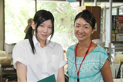 取材者の山崎菜都美さんと取材を受けた主任アサンション美紀さん