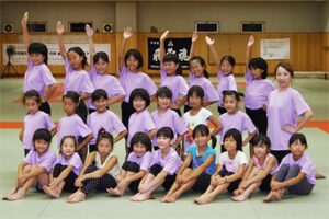 9月8日にフープダンス体験会&燕市ジュニア新体操クラブ発表会で練習の成果を発表する子どもたち、真ん中の列のいちばん右が代表の門谷さん
