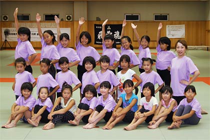 9月8日にフープダンス体験会＆燕市ジュニア新体操クラブ発表会で練習の成果を発表する子どもたち、真ん中の列のいちばん右が代表の門谷さん