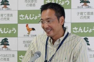 会見する国定三条市長