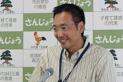会見する国定三条市長