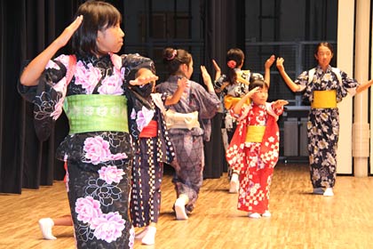 芸能発表会で三条凧ばやしを踊る「わくわく文化未来塾」日本舞踊体験教室の子どもたちが30日夜、三条市中央公民館でリハーサル