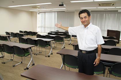 エフピーエムが一般に無料開放するセミナールーム、45人収容のセミナールーム「A」で地域の利用を呼びかける嘉瀬専務取締役