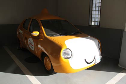 保険クリニックのキャラクター「IQくん」をモチーフにした全国初のデコレーションカーも10月1日からお披露目