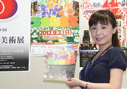 ポスターやちらしを示して「三条楽音祭」への来場を呼びかける市の担当者