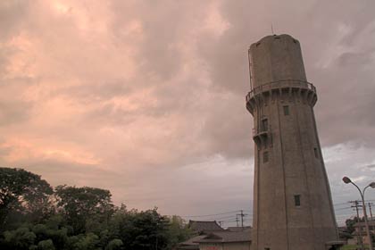 31日夕方、燕市の水道の塔と怪しく赤く染まった空
