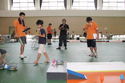 1日に県立三条テクノスクールで開かれた第2回ロボコンジャパンカップの燕三条予選大会